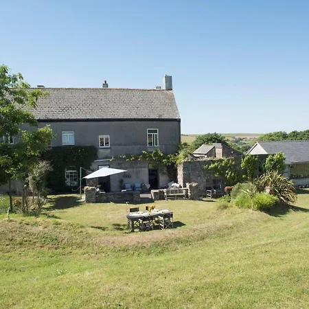 Bed and Breakfast Rame Barton And Pottery 4*